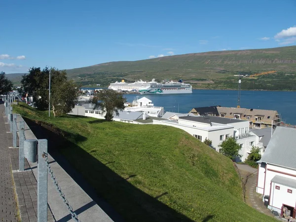 View Downtown Akureyri Iceland Background Two Cruise Ships Harbor — Stock Photo, Image