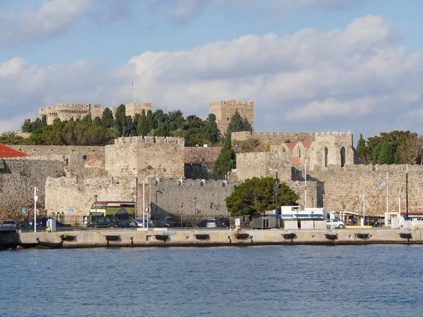 Rodos Şehri, Rodos, Yunanistan 'ın güçlü savunmasının arka planında St. John Tarikatı' nın Büyük Ustaları Sarayı görülüyor.