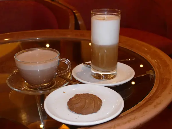 Між Гарячий Шоколад Молочна Кава Печиво — стокове фото