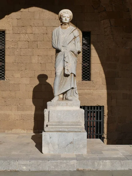 ギリシャ ロードス島のロードスタウンにある聖ヨハネ騎士団大修道士宮殿中庭の大理石像 — ストック写真