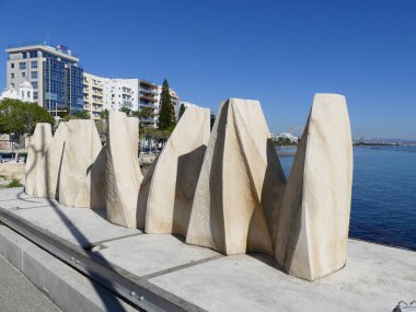 Limasol rıhtımının önündeki parkta sanat çalışmaları, Lemesos, Kıbrıs