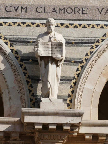 Staty Vid Fasaden Basilica Agoniae Domini Nära Trädgården Getsemane Jerusalem — Stockfoto
