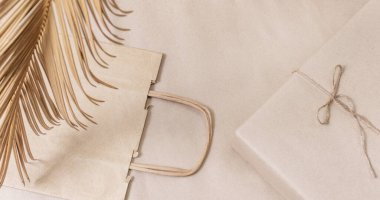 Gri arkaplanlı paketleme ve alışveriş poşeti Tropikal Tesis, üst görünüm.