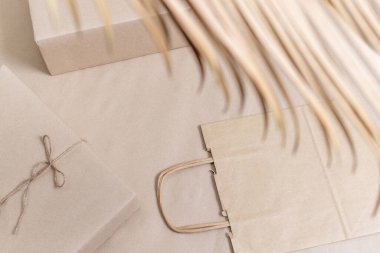 Gri arkaplanlı paketleme ve alışveriş poşeti Tropikal Tesis, üst görünüm.