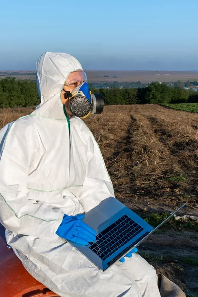 Scientist Wearing White Protective Equipment Chemical Mask Glasses Uses Laptop — Stock Photo, Image