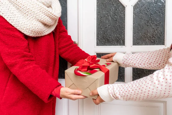 Operaio Vestito Cappotto Rosso Consegna Scatole Regalo Vicino Alla Porta — Foto Stock