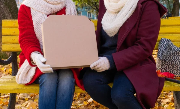 Pareja Manos Femeninas Sosteniendo Caja Del Paquete Con Pizza Concepto —  Fotos de Stock