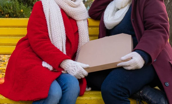 Pareja Manos Femeninas Sosteniendo Caja Del Paquete Con Pizza Concepto —  Fotos de Stock