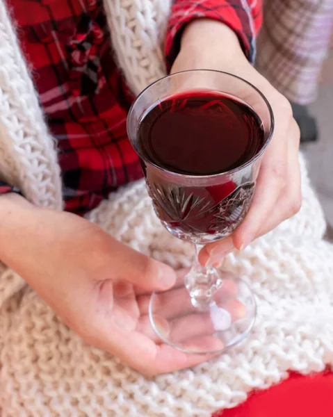 Donna Che Tiene Bicchiere Vino Rosso Vestito Con Abiti Festivi — Foto Stock