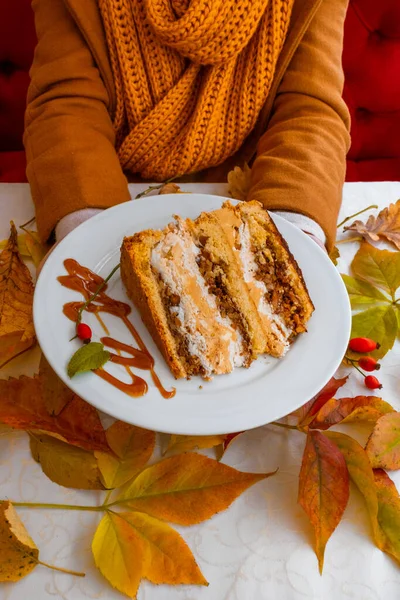 Weibliche Hände Halten Den Weißen Teller Mit Kuchen Auf Dem — Stockfoto