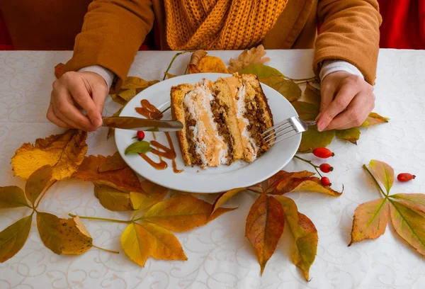 Frauenhände Und Teller Mit Kuchen Auf Dem Tisch Mit Herbstlichem — Stockfoto