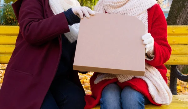 Pareja Manos Femeninas Sosteniendo Caja Del Paquete Con Pizza Concepto —  Fotos de Stock