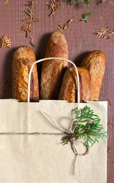 木製の背景にパンとショッピングバッグ オンライン配送コンセプト — ストック写真