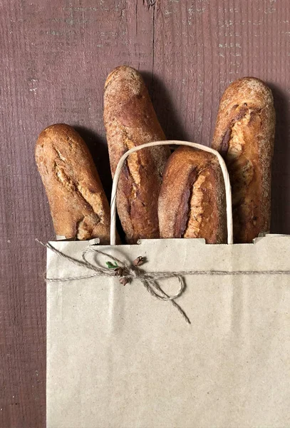 木製の背景にパンとショッピングバッグ オンライン配送コンセプト — ストック写真