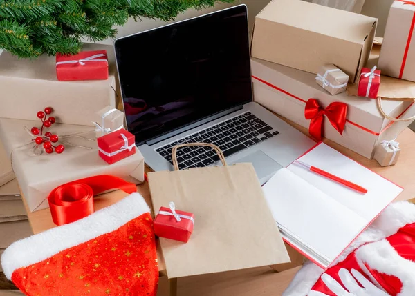 Laptop Com Presentes Caixas Embalagem Saco Compras Local Trabalho Conceito — Fotografia de Stock