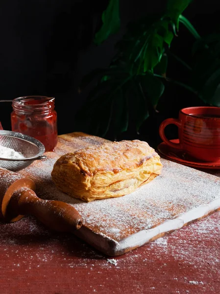 Frischer Blätterteig Mit Pflaumen Oder Johannisbeermarmelade Auf Dem Tisch Mit — Stockfoto