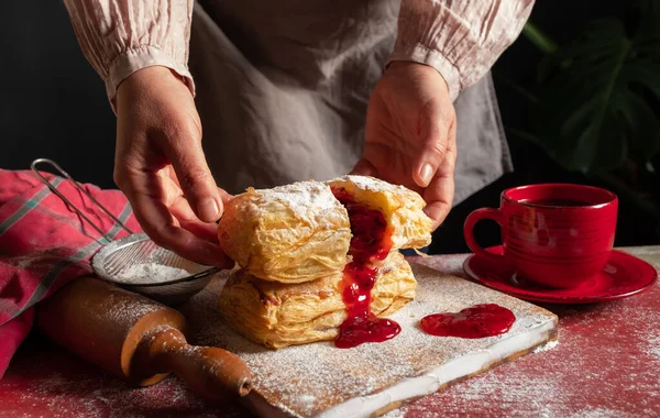 Weibliche Hände Backen Einen Blätterteig Mit Pflaumen Oder Johannisbeermarmelade Auf — Stockfoto