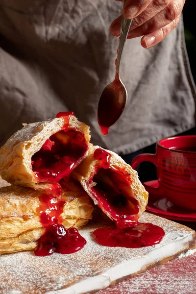 Weibliche Hände Backen Einen Blätterteig Mit Pflaumen Oder Johannisbeermarmelade Auf — Stockfoto