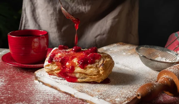 Weibliche Hände Backen Einen Blätterteig Mit Pflaumen Oder Johannisbeermarmelade Auf — Stockfoto