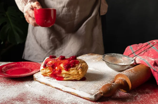 Weibliche Hände Halten Eine Rote Tasse Kaffee Der Nähe Von — Stockfoto