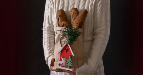 Mani Della Donna Che Tengono Shopping Bag Con Pane Vacanze — Foto Stock