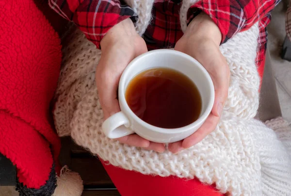 Mãos Mulher Estão Segurando Xícara Branca Chá Café Vestido Com — Fotografia de Stock