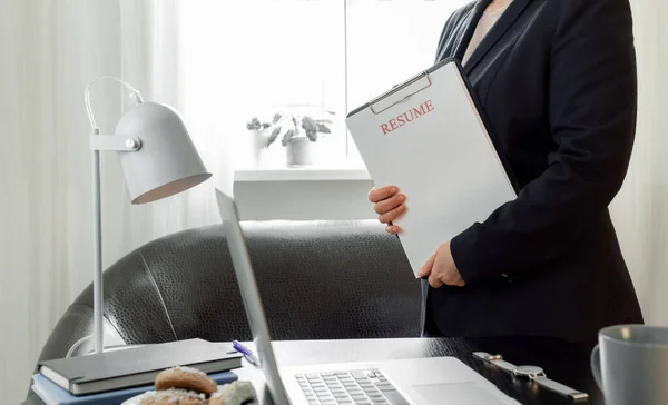 Mujer Manos Celebración Reanudar Aplicación Cerca Lugar Trabajo Con Ordenador — Foto de Stock