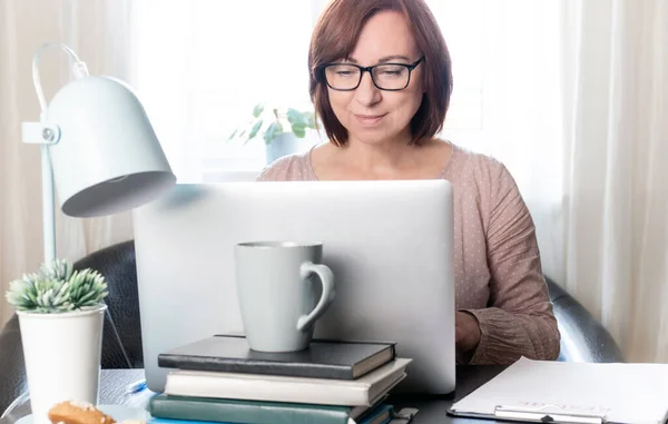 Mujer Calificada Mediana Edad Que Comunica Línea Distancia Estudiando Por — Foto de Stock