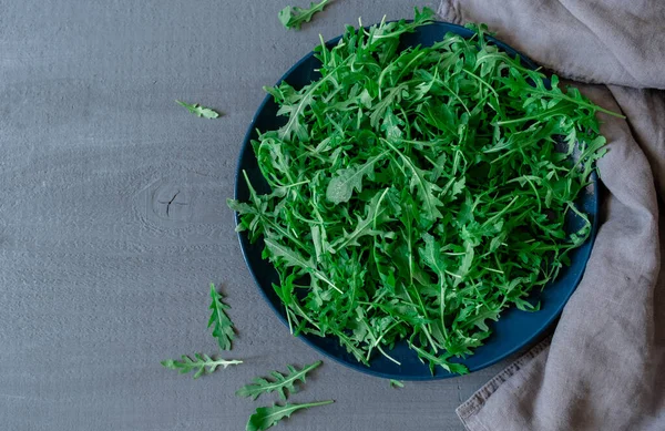 Plate Fresh Green Arugula Gray Background — Stock Photo, Image