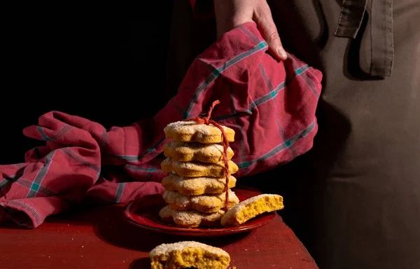 Mani Mostrano Biscotti Sul Tavolo Legno Rosso Sullo Sfondo Nero — Foto Stock