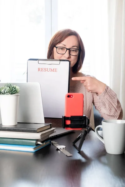 Mujer Mediana Edad Sosteniendo Reanudar Aplicación Cerca Lugar Trabajo Con — Foto de Stock