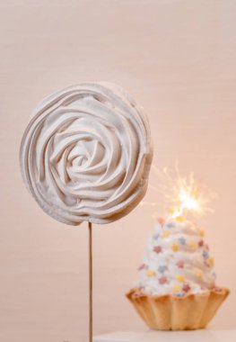 Maytaplı Ak Kekler, Şampanyalı Sette.