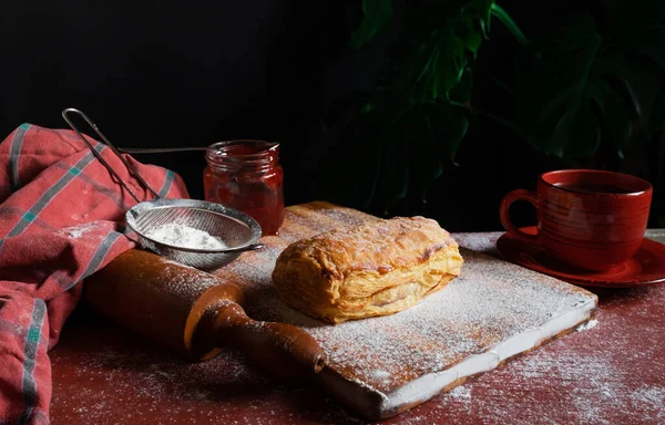 Frischer Blätterteig Mit Pflaumen Oder Johannisbeermarmelade Auf Dem Tisch Mit — Stockfoto