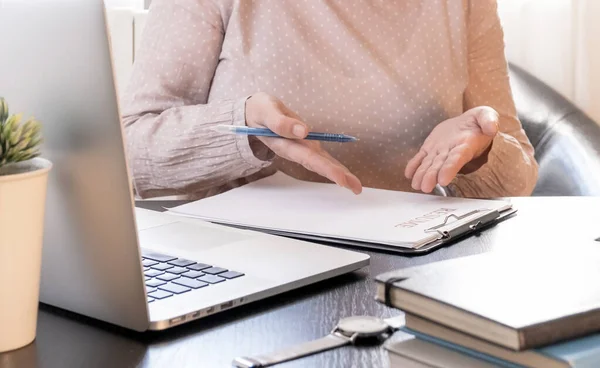 Mulher Qualificada Comunicando Line Distância Estudando Trabalhando Escritório Recrutamento — Fotografia de Stock