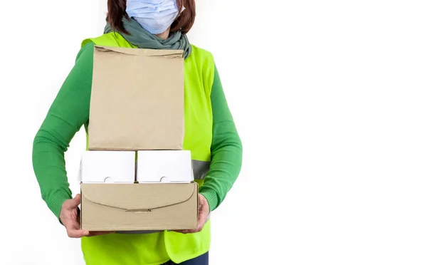 Trabajador Está Chaleco Verde Que Contiene Montón Cajas Papel Concepto — Foto de Stock