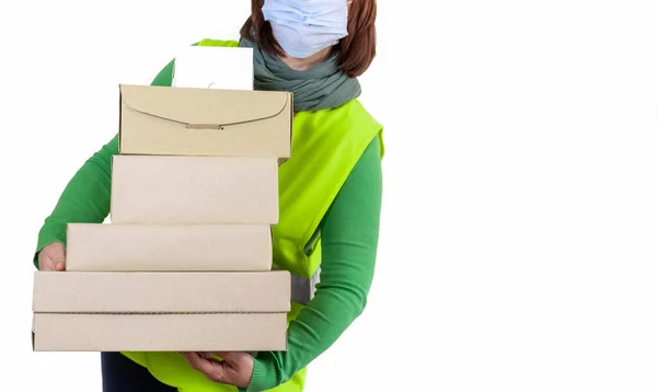 Trabajador Está Chaleco Verde Que Contiene Montón Cajas Papel Concepto — Foto de Stock