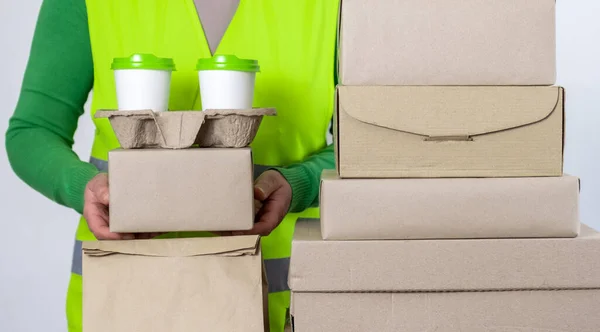 Entregar Está Chaleco Verde Sosteniendo Cajas Papel Contenedor Llevar Con — Foto de Stock