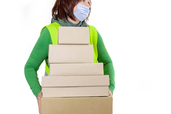 Trabajador Está Chaleco Verde Que Contiene Montón Cajas Papel Concepto — Foto de Stock