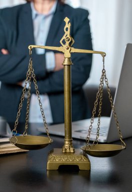 İş yerinde ölçekli, dizüstü bilgisayarlı ve belgeli avukatlık bürosu.
