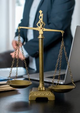 İş yerinde ölçekli, dizüstü bilgisayarlı ve belgeli avukatlık bürosu.