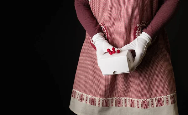 Жінка Одягнена Червоний Святковий Фартух Тримає Подарункові Коробки Напередодні Нового — стокове фото