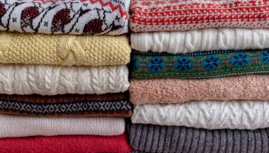 Bir sürü kazak ve kazak farklı renkler iki sıra halinde masaya dizilmiş..