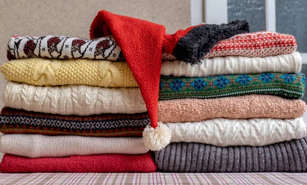 Багато Светрів Пуловерів Різні Кольори Складені Дві Купи Столі — стокове фото