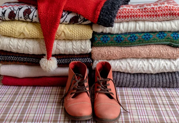 Sacco Diversi Maglioni Pullover Piegati Due Pile Sul Tavolo Con — Foto Stock