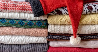 Bir sürü kazak ve kazak farklı renkler iki sıra halinde masaya dizilmiş..