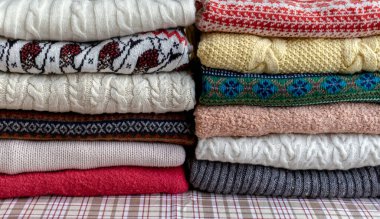 Bir sürü kazak ve kazak farklı renkler iki sıra halinde masaya dizilmiş..