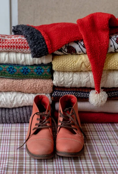 Багато Різних Светрів Пуловерів Складені Дві Купи Столі Старими Червоними — стокове фото