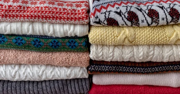 Багато Светрів Пуловерів Різні Кольори Складені Дві Купи Столі — стокове фото