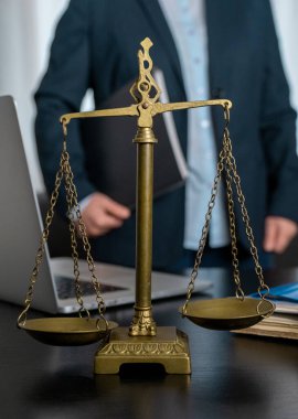 İş yerinde ölçekli, dizüstü bilgisayarlı ve belgeli avukatlık bürosu.