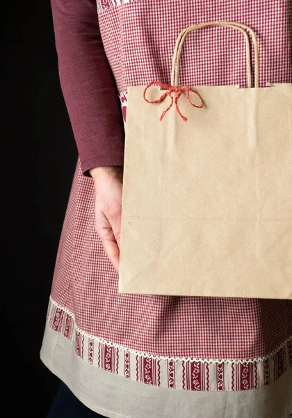 Mujer Vestida Con Delantal Festivo Rojo Sosteniendo Bolsa Compras Víspera — Foto de Stock